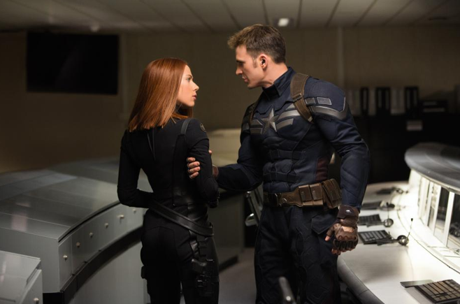 Chris Evans y Scarlett Johansson en “Captain America: The Winter Soldier”.