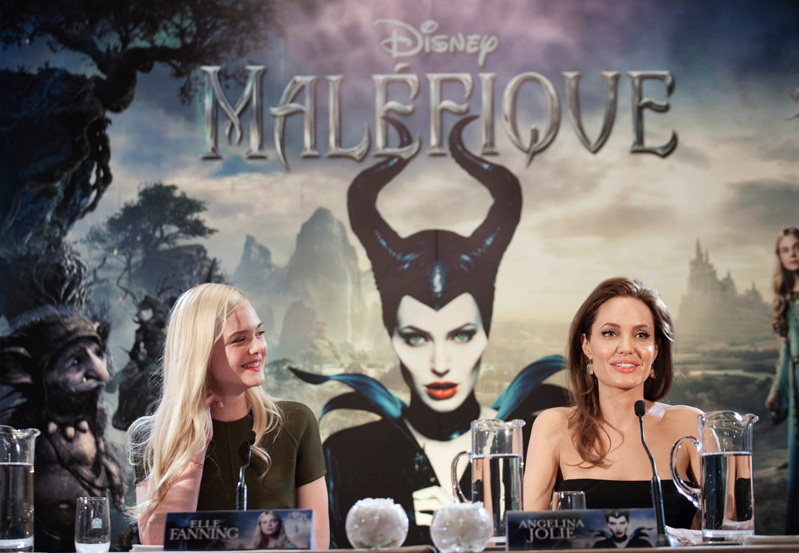 Angelina Jolie y Elle Fanning en la gira de promoción de Maleficent / Maléfica en París.