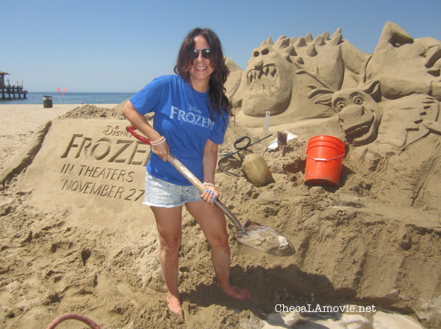 Una cálida bienvenida con esculturas de arena para una congelante película. #DisneyFrozen